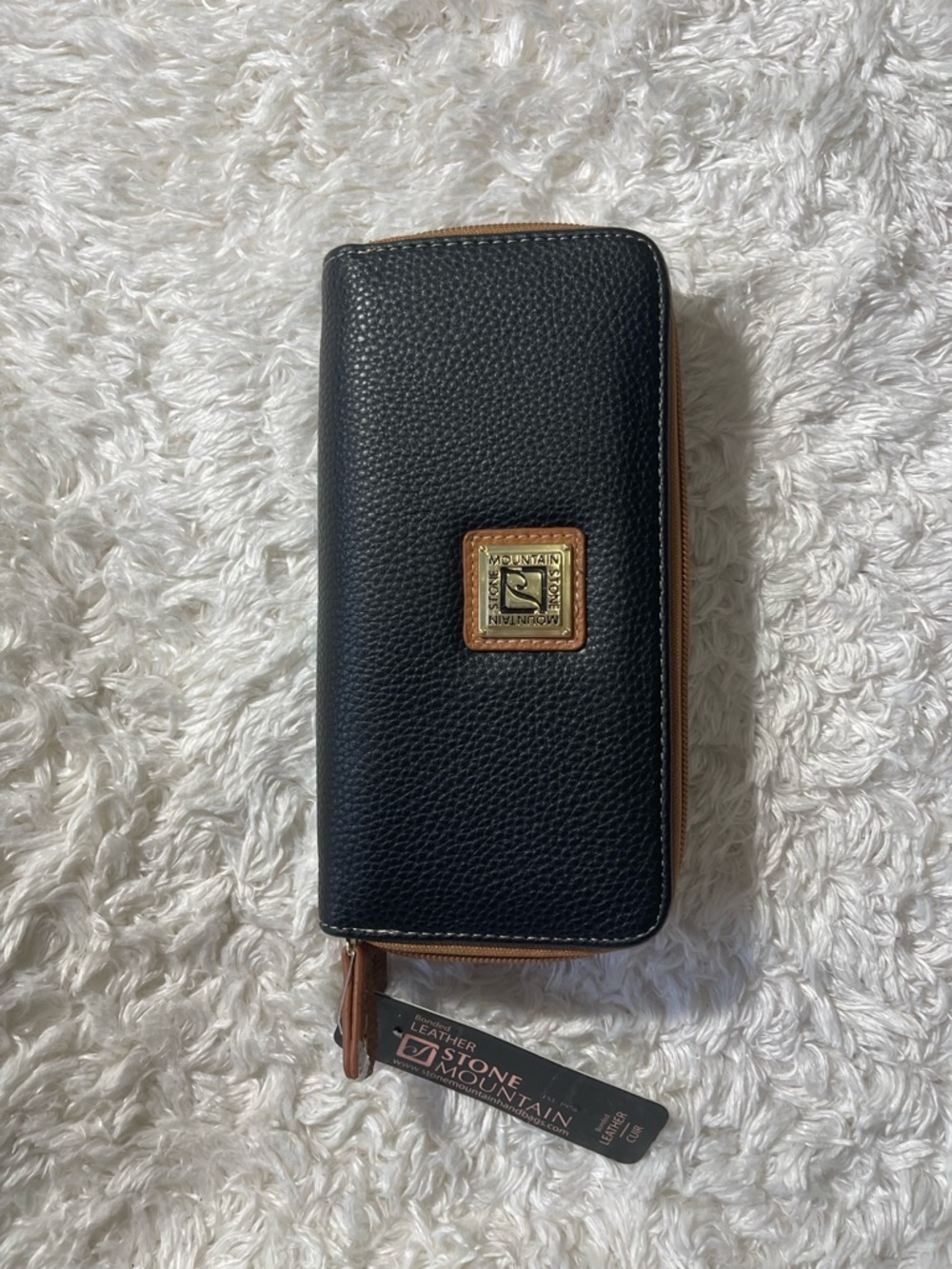 Stone Mountain Accessories Black Leather Zip Phone Wallet